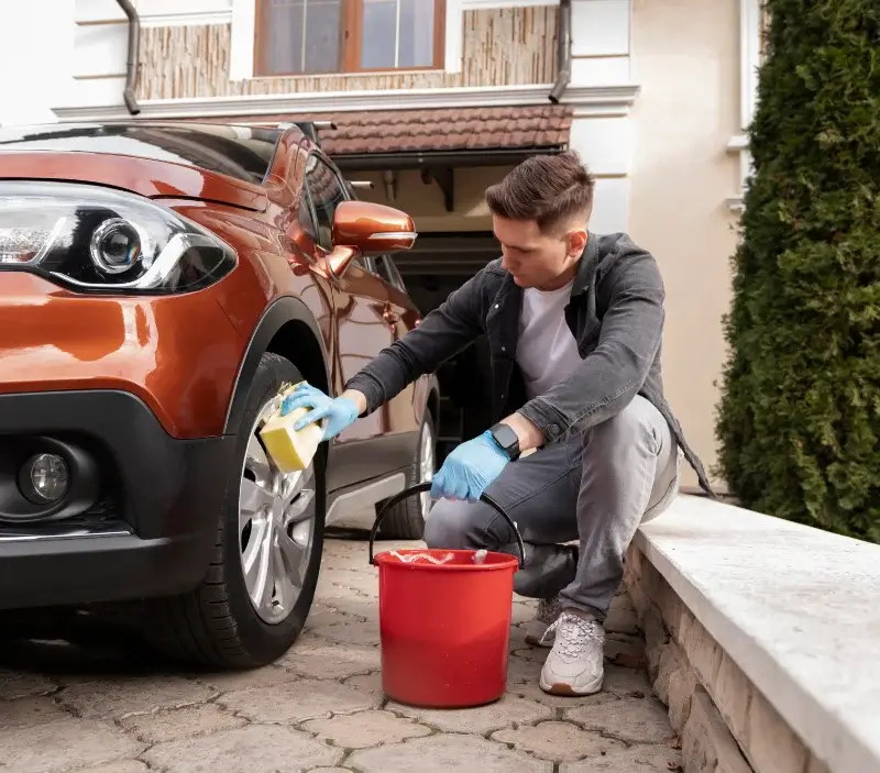 Lavage auto à domicile Pervenchères : professionnel intervenant sur un véhicule